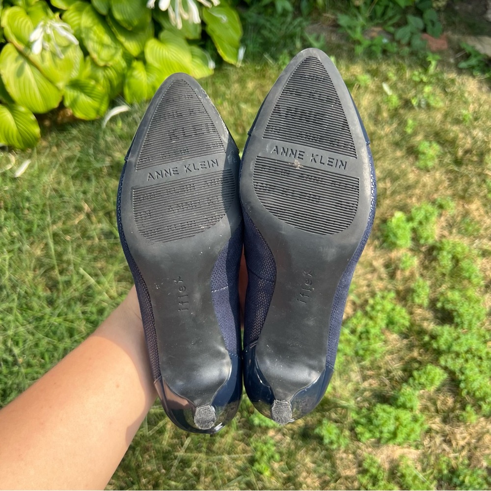 Women’s Anne Klein Navy Blue Rheina Navy Blue Textured Fabric Heels Size 7.5 - Picture 2 of 6